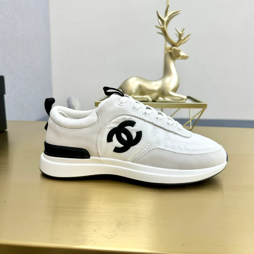 👟👟Ex-factory price 520👟👟 Chanel Chanel - 2024 counter top casual sports shoes This classic design; the upper is electro-embroidered with a variety of techniques; the outsole is fashionable and sporty; it is unusual to incorporate a variety of color matching elements... The diversified mix and match is very beautiful and versatile, casual, fashionable, sports and outdoor can be taken into account... ꫛꫀꪝ Go➫ Material: ❶Upper made of: Original imported mercerized velvet + double-layer breathable mesh ❷Inner use: Original imported breathable mesh ❸Outsole based on: Original T👟👟Factory price U combination outsole Counter boutique packaging complete set Women 35–41 Men 38-46